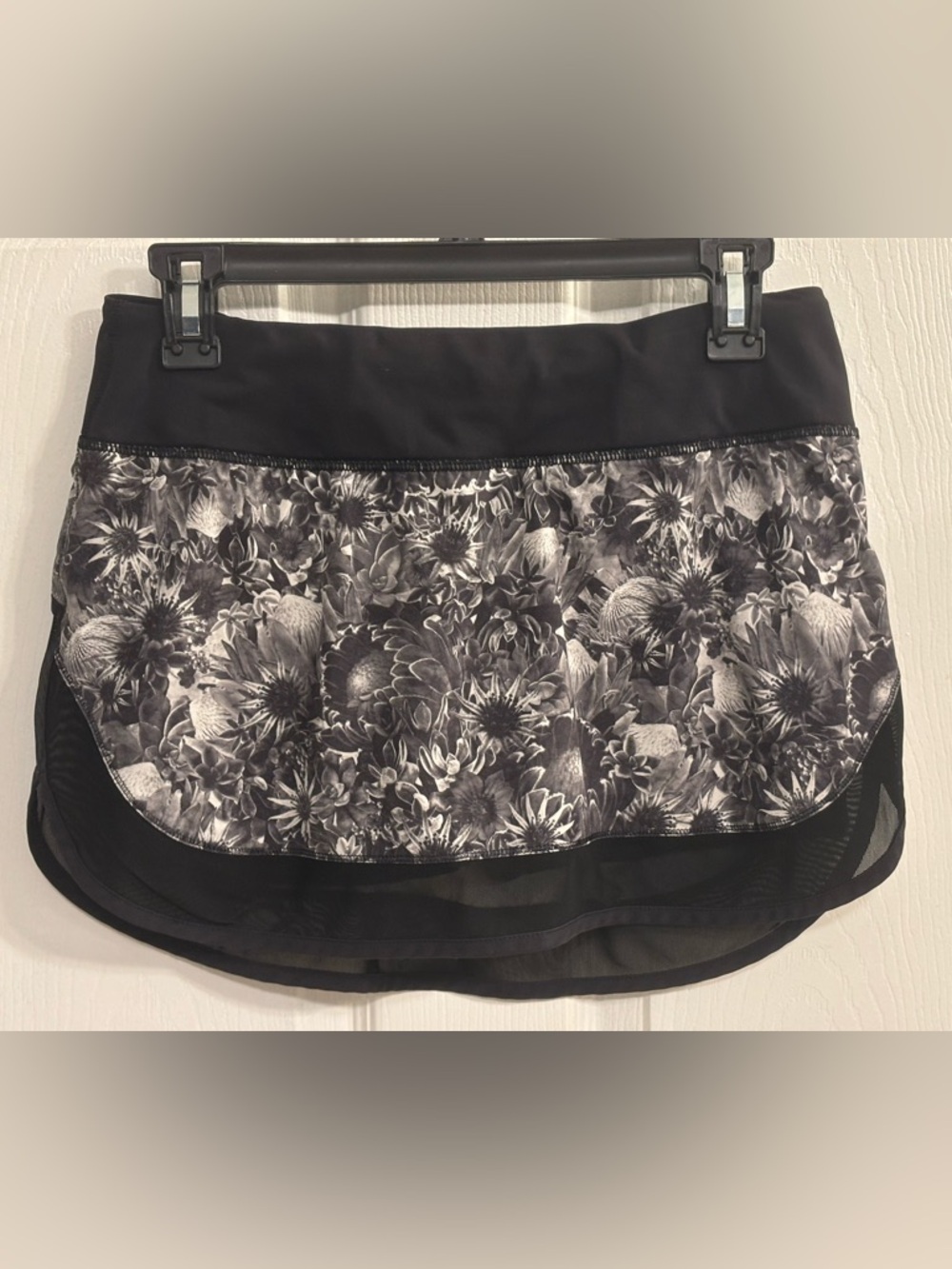 Lululemon tennis skort Hotty Hot Skirt *4-way Stretch Flowabunga Black Angel 6